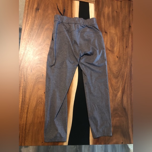 Lululemon on the fly grey pant 24” great condition (luxtreme) size 4 - Picture 5 of 6